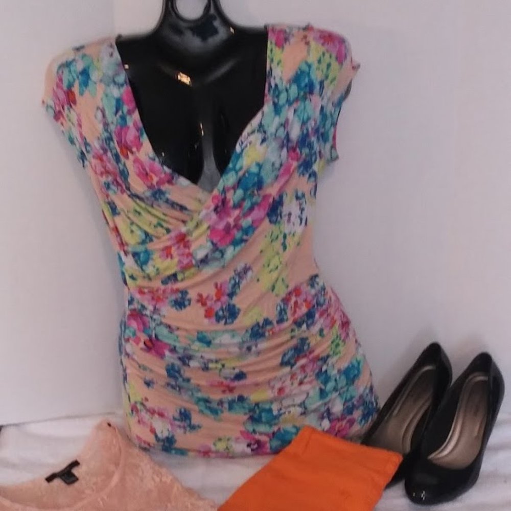 Hip length floral ruched waist vneck top